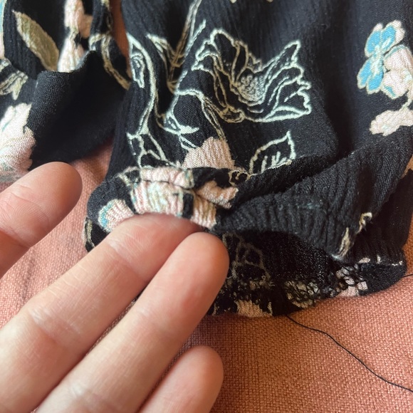 Cropped Long Sleeve Floral Blouse - Picture 4 of 5